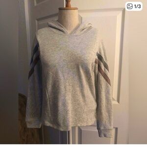 HOODIE DAYTRIP MEDUIM WOMENS LIGHTWEIGHT NO DRAWSTRING GRAY RED